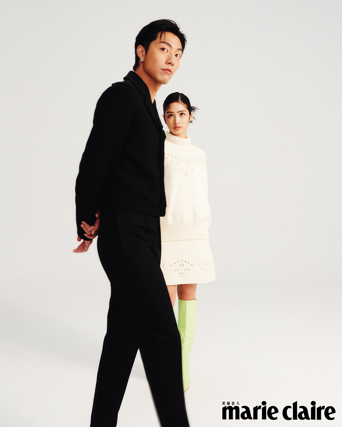 蔡凡熙：藍色條紋襯衫、皮革印刷長褲，both by Bottega Veneta；耳環，私物。雷嘉汭：白色羊毛刺繡針織上衣、白色羊毛刺繡針織短裙，all by Chlo&eacute;；淡綠色長靴，Bottega Veneta。