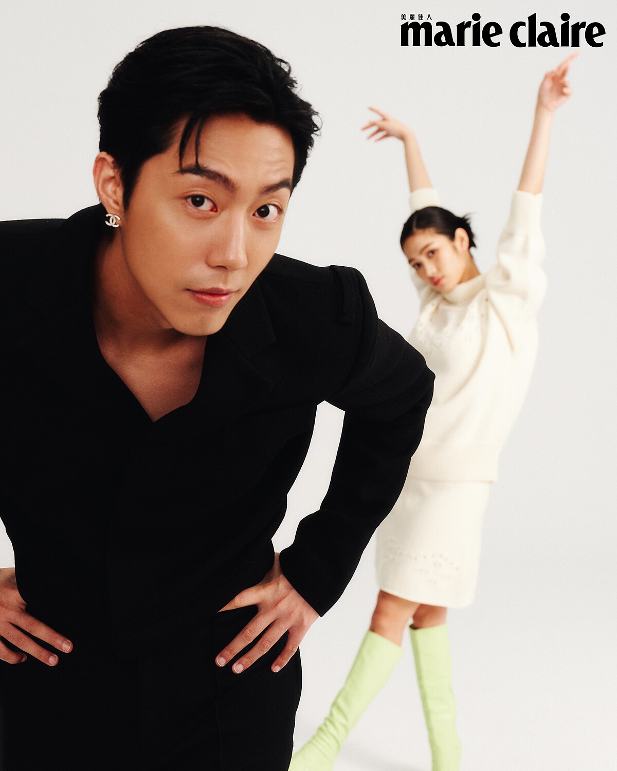 蔡凡熙：藍色條紋襯衫、皮革印刷長褲，both by Bottega Veneta；耳環，私物。雷嘉汭：白色羊毛刺繡針織上衣、白色羊毛刺繡針織短裙，all by Chlo&eacute;；淡綠色長靴，Bottega Veneta。