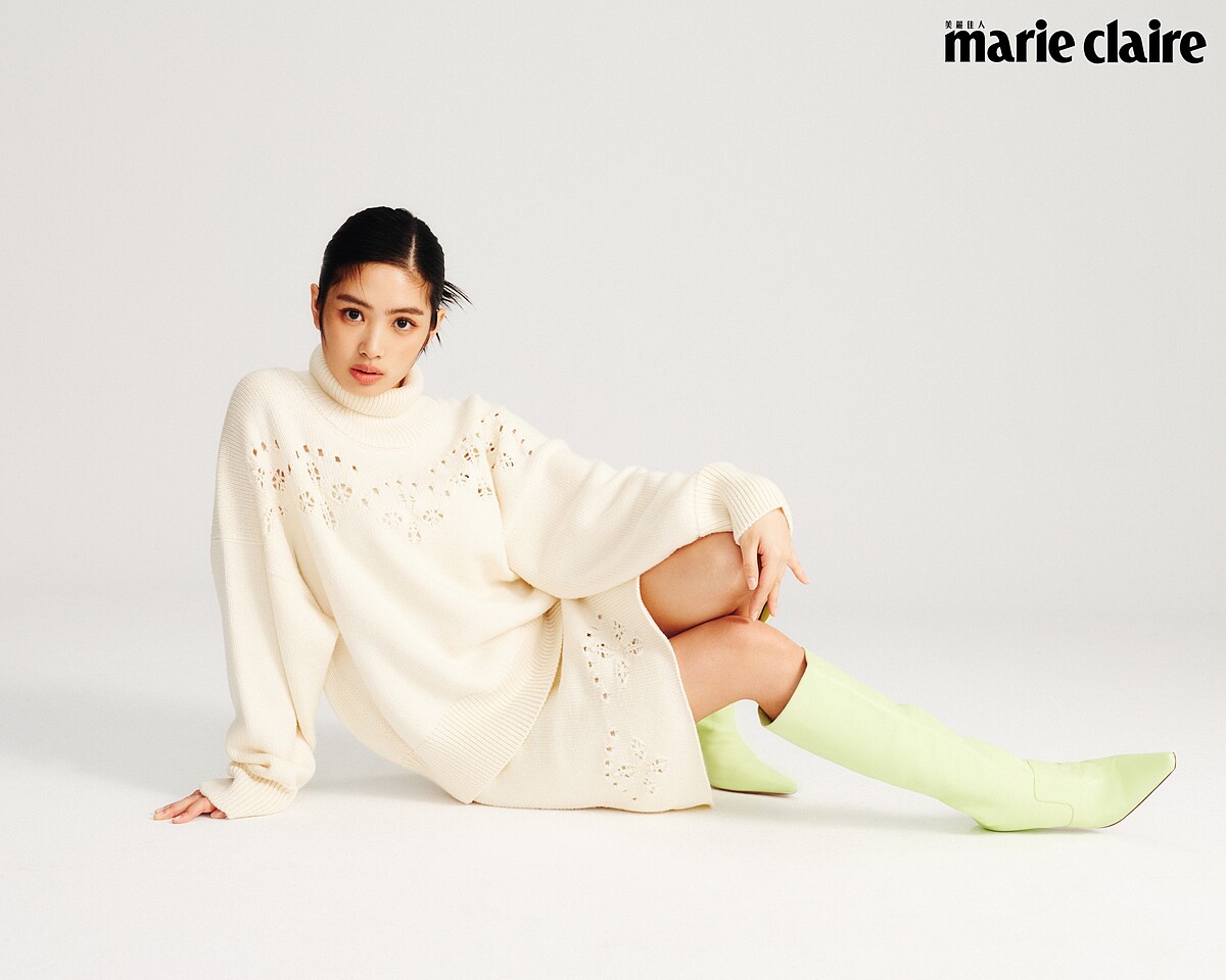 白色羊毛刺繡針織上衣、白色羊毛刺繡針織短裙，all by Chlo&eacute;；淡綠色長靴，Bottega Veneta。