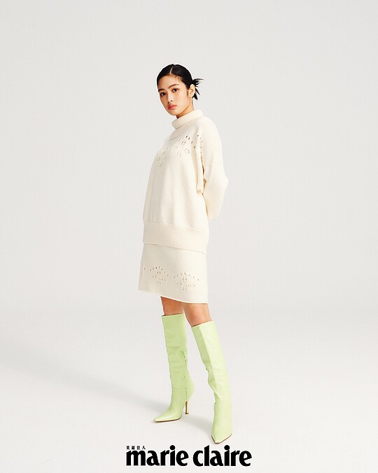 白色羊毛刺繡針織上衣、白色羊毛刺繡針織短裙，all by Chlo&eacute;；淡綠色長靴，Bottega Veneta。