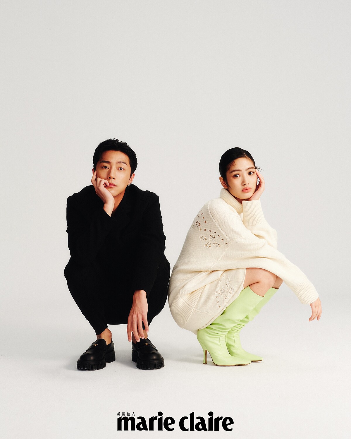 蔡凡熙：黑色羊毛夾克、黑色羊毛長褲，all by Prada；皮革樂福鞋，Versace；耳環，私物。雷嘉汭：白色羊毛刺繡針織上衣、白色羊毛刺繡針織短裙，all by Chlo&eacute;；淡綠色長靴，Bottega Veneta。