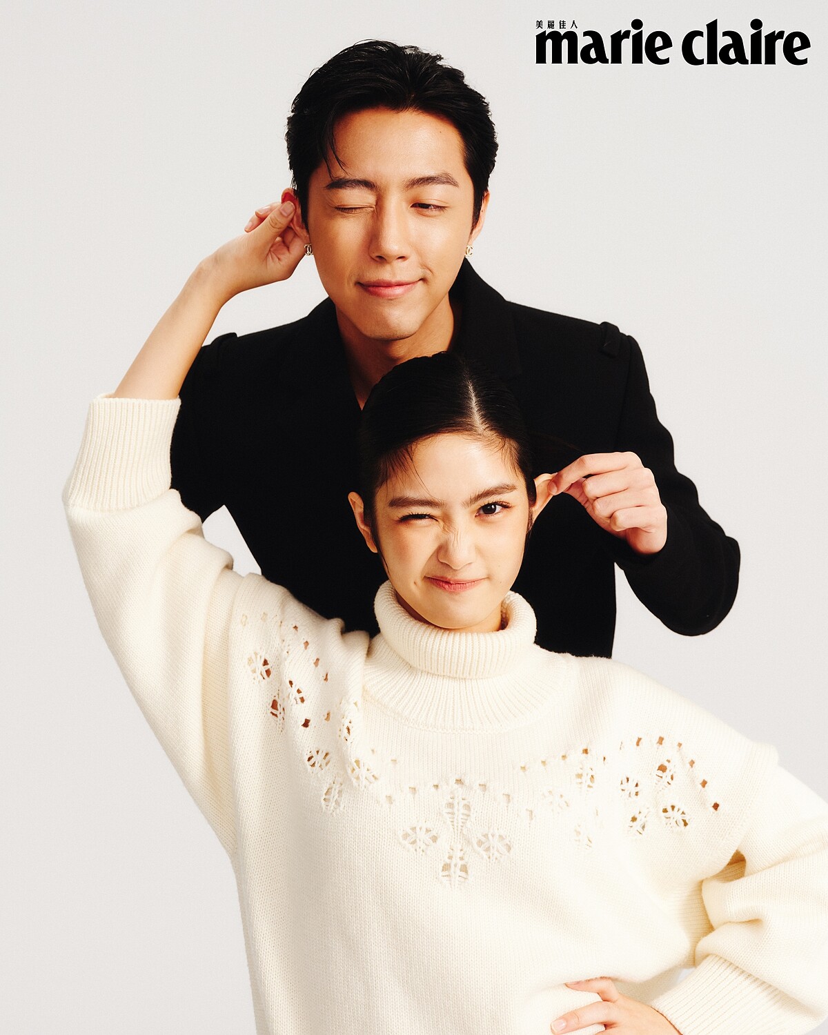 蔡凡熙：黑色羊毛夾克，Prada；耳環，私物。雷嘉汭：白色羊毛刺繡針織上衣，Chlo&eacute;。