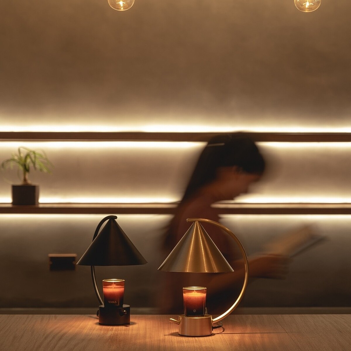 VANA LUNA彎月款香氛暖燈(神秘黑、復古黃銅)，NT5,880