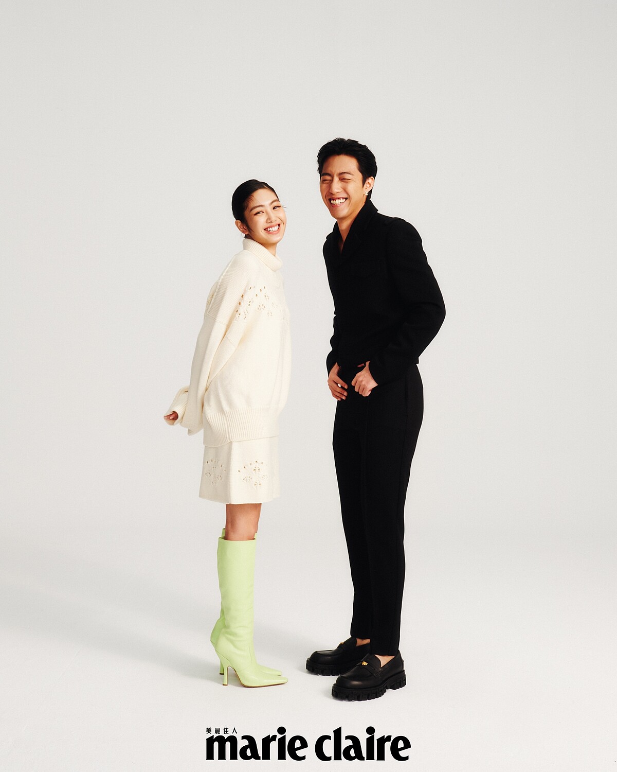 蔡凡熙：黑色羊毛夾克、黑色羊毛長褲，all by Prada；皮革樂福鞋，Versace；耳環，私物。雷嘉汭：白色羊毛刺繡針織上衣、白色羊毛刺繡針織短裙，all by Chlo&eacute;；淡綠色長靴，Bottega Veneta。