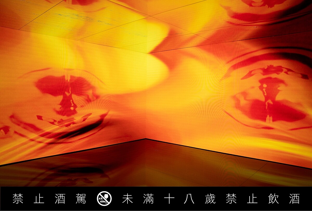 天地鏡面打造包覆式劇場空間。