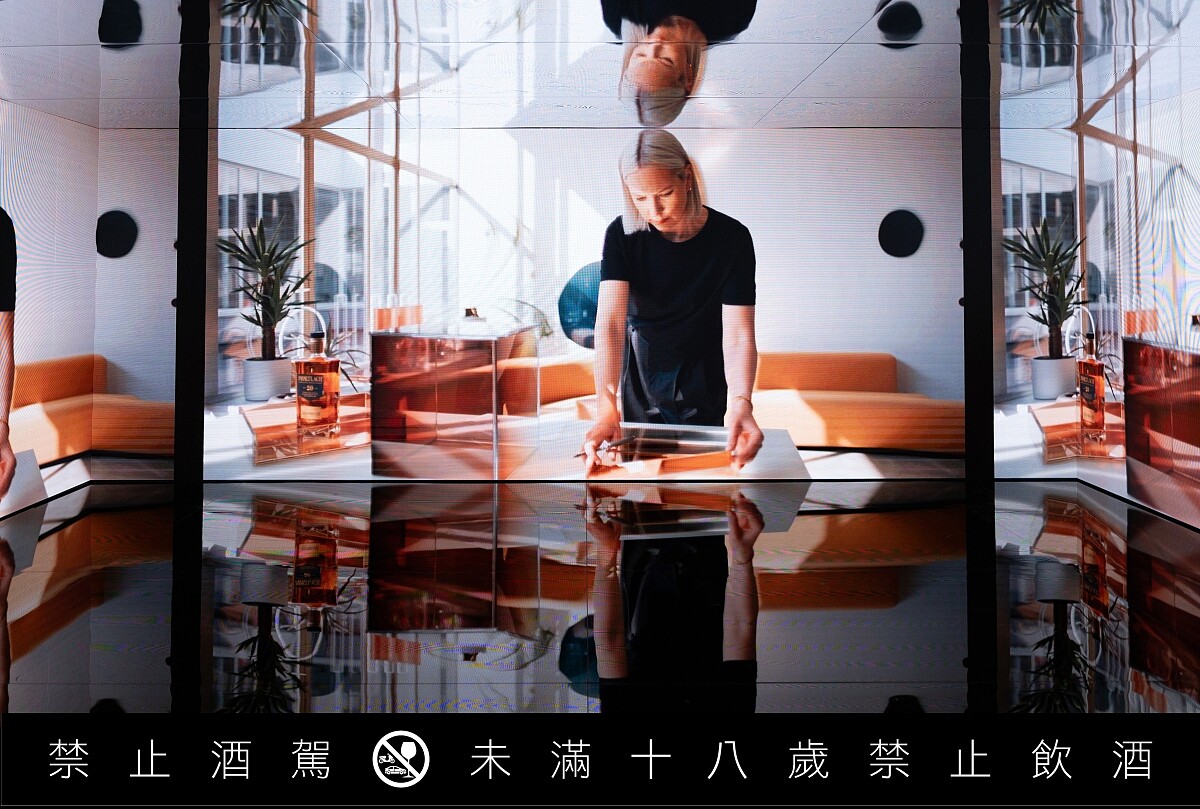 影片空間包覆了觀者感官。