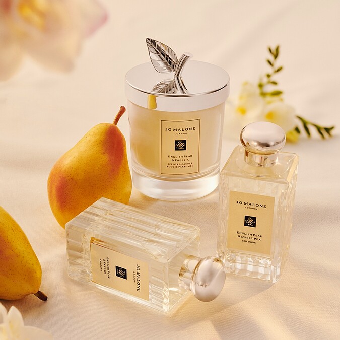 Jo Malone London英國梨與小蒼蘭年度限量瓶身、英國梨與小蒼蘭工藝香氛蠟燭2023限定版、英國梨與甜豌豆香水。