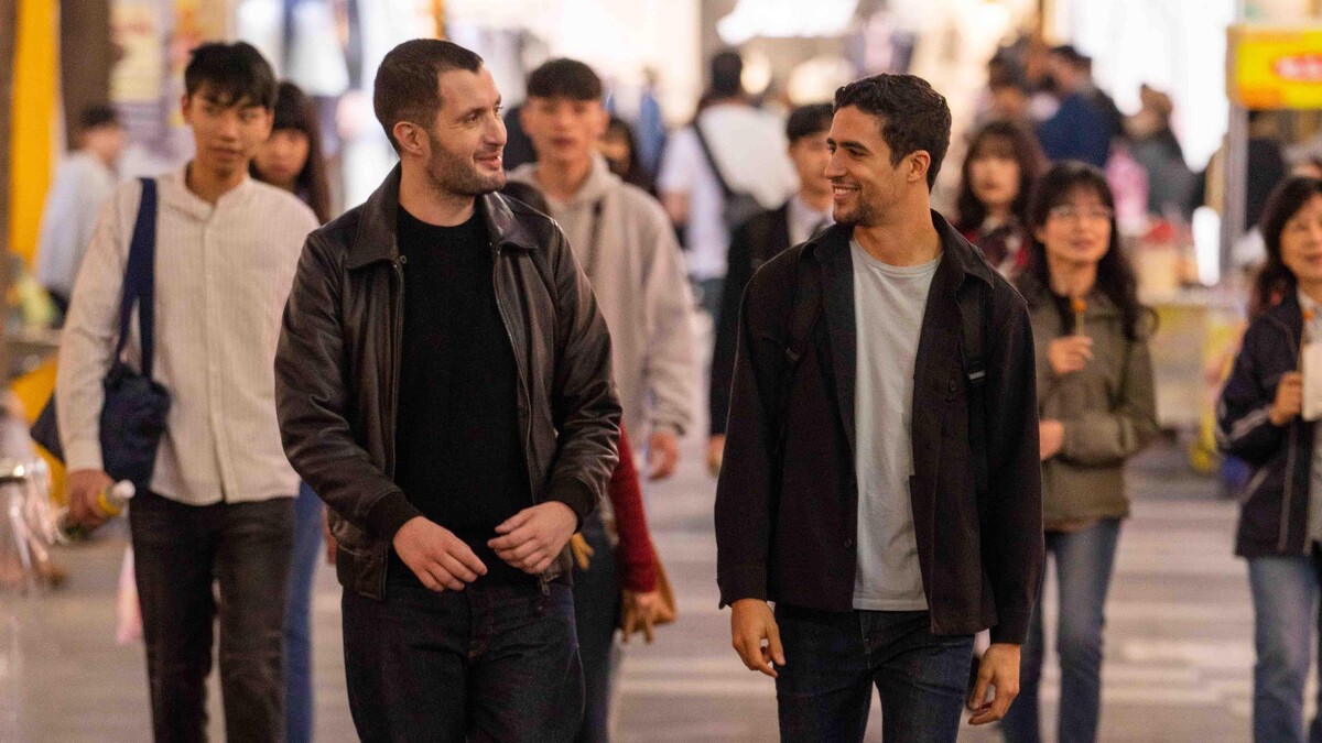 《榮耀之路》眼見其他演員和工作人員開心大啖麻辣鍋等台灣美食，卡里姆(左)卻只能一天只吃一餐低卡水果餐果腹，最終他也成功達成導演的期許，在短時間內減重17公斤