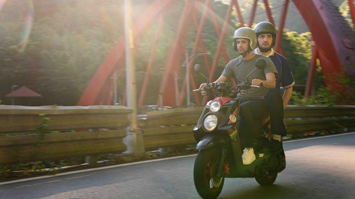 《榮耀之路》伊斯梅爾與弟弟埃沙走訪過的景點，包含烏來、小巨蛋、西門町等地，也都是導演阿米當年與弟弟真實走過的場景