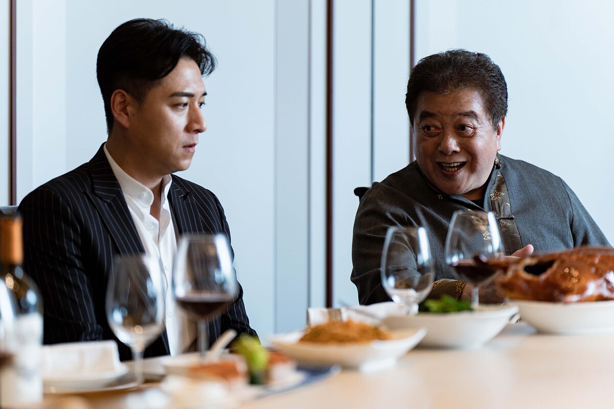 《地獄里長》鄭人碩(左)與資深演員林在培飾演父子,關係緊張一觸即發