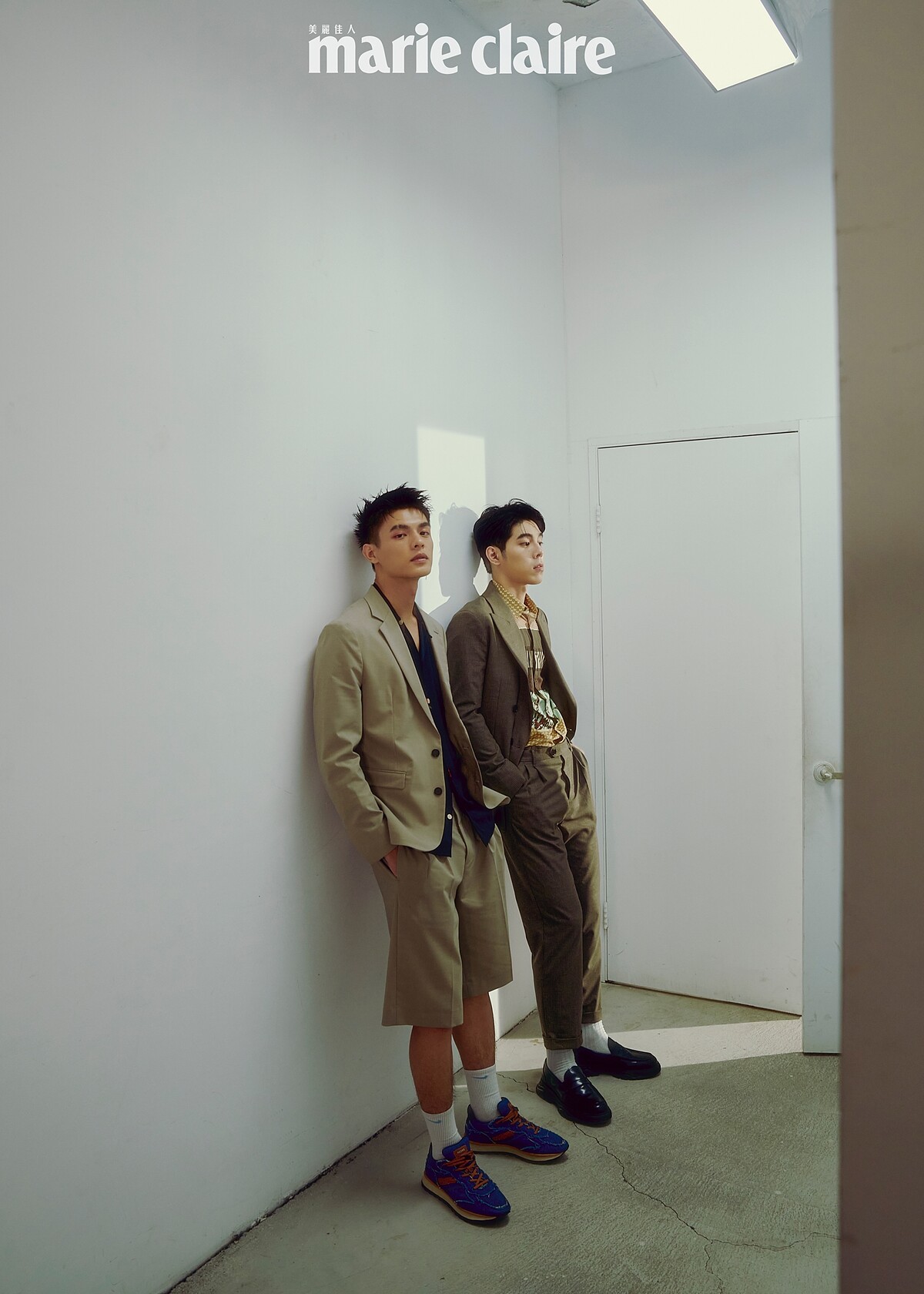 詹懷雲：格紋西裝外套、格紋西裝褲，all by Allsaints；印花襯衫，Paul Smith；黑色樂福鞋，Pedro。邱以太：卡其色西裝外套、卡其色西裝短褲、印花襯衫，all by Allsaints；丹寧運動鞋，Pedro。