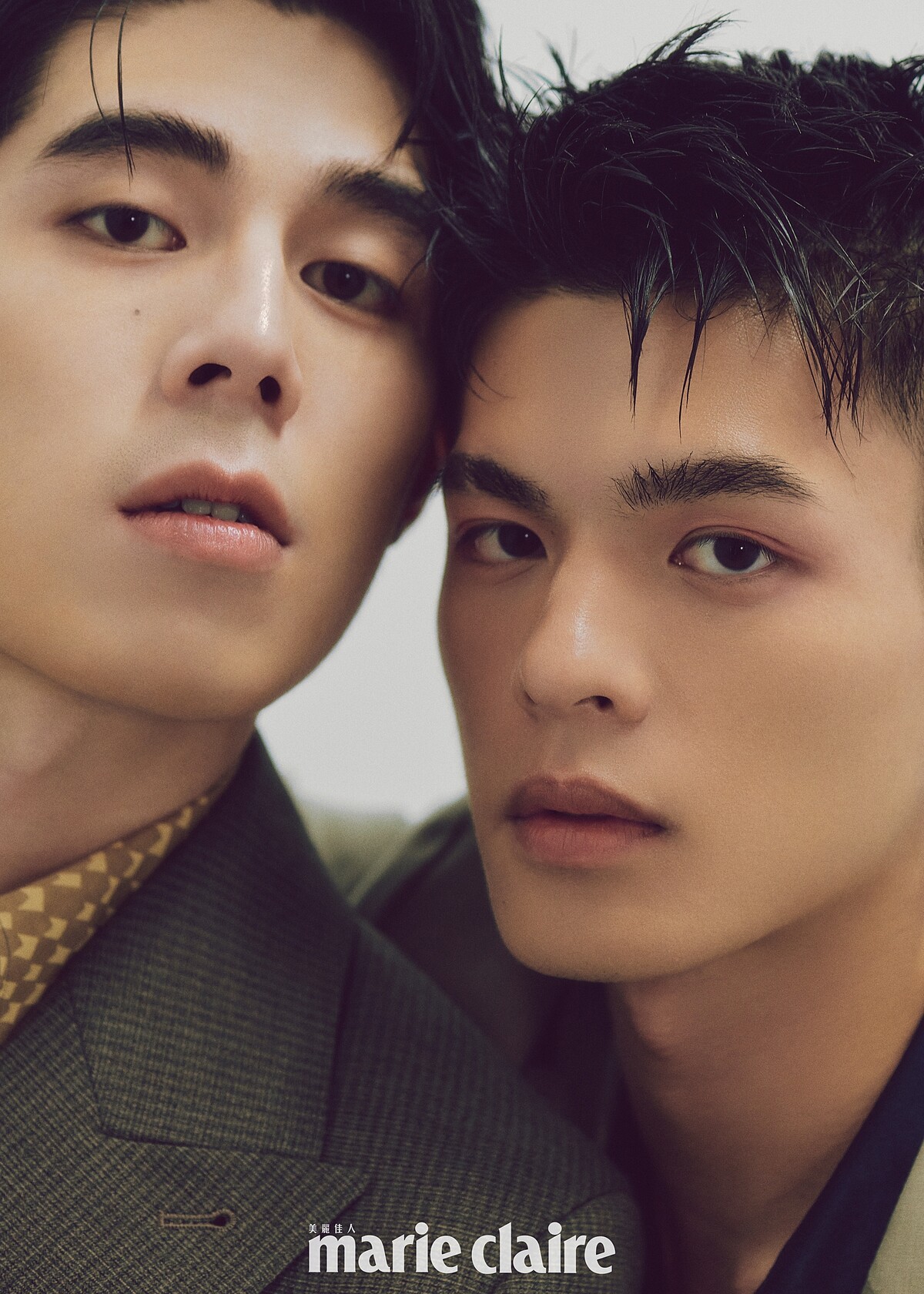 詹懷雲：格紋西裝外套，Allsaints；印花襯衫，Paul Smith。邱以太：卡其色西裝外套、印花襯衫，both by Allsaints。