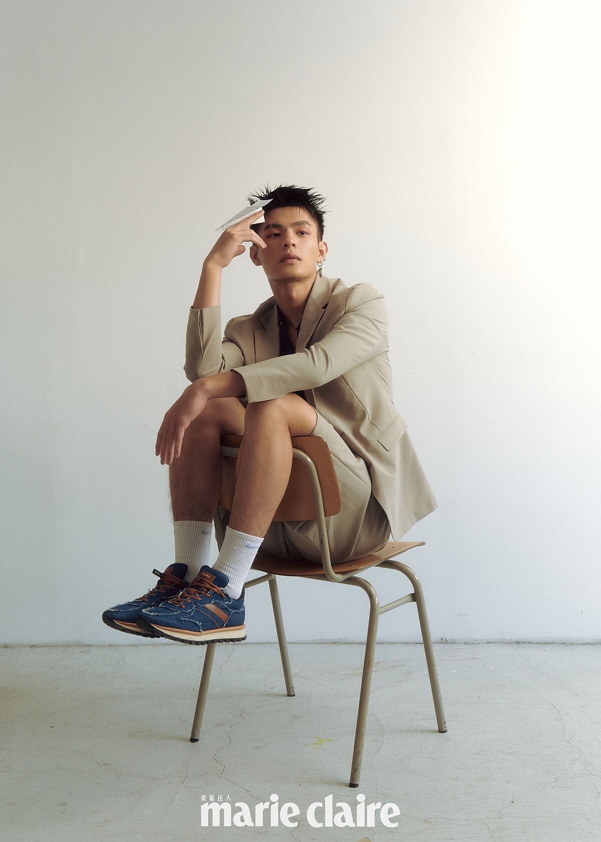 邱以太：卡其色西裝外套、卡其色西裝短褲、印花襯衫，all by Allsaints；丹寧運動鞋，Pedro。