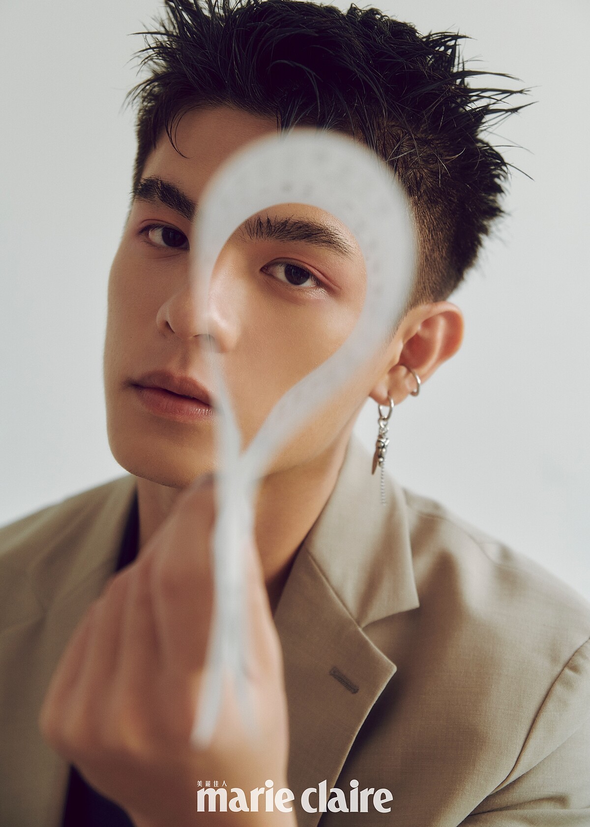 邱以太：卡其色西裝外套、印花襯衫，both by Allsaints。