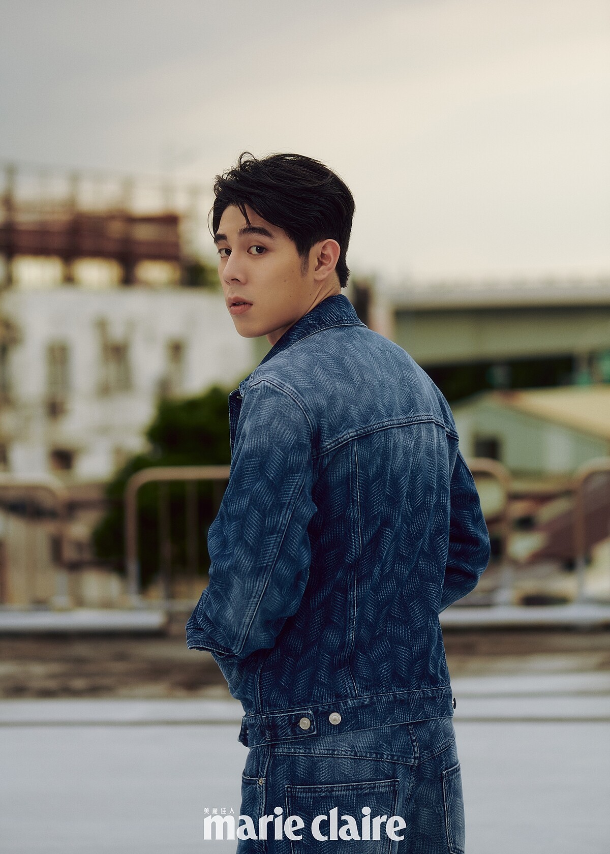 詹懷雲：丹寧印花套裝，Isabel Marant；復古運動鞋，adidas Originals。