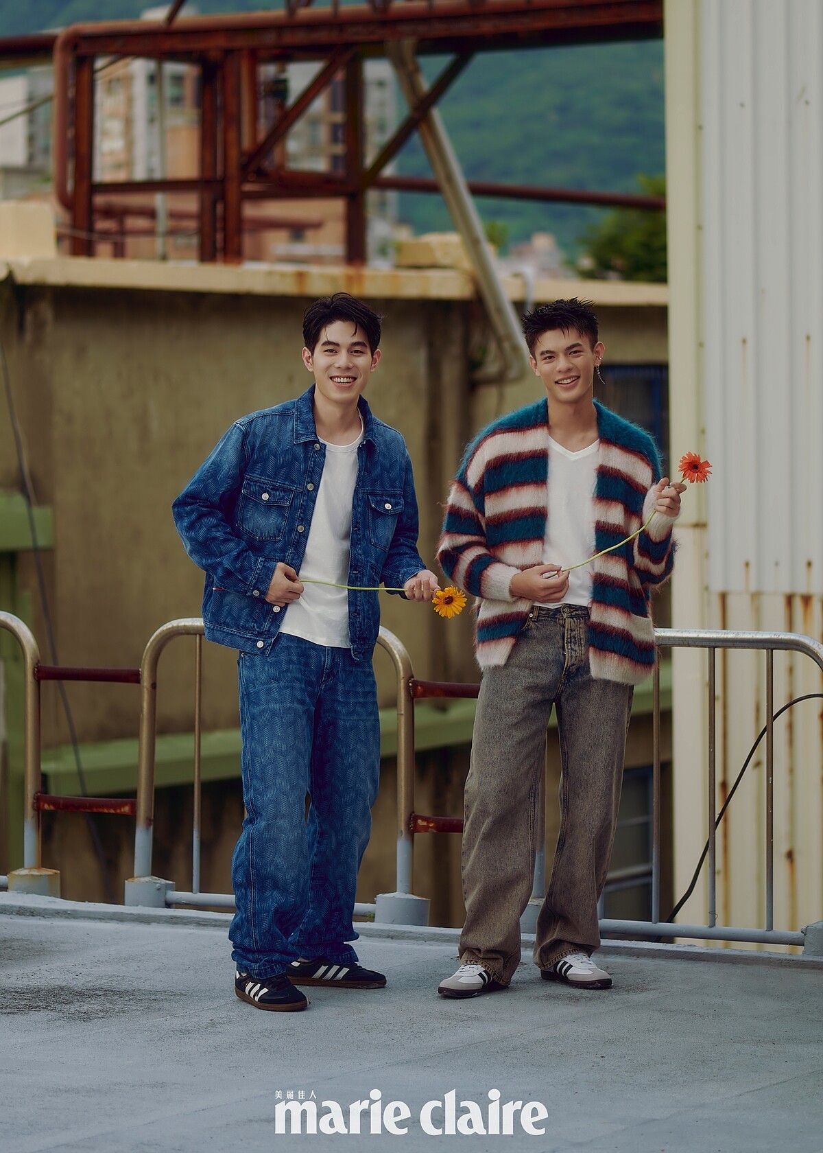 詹懷雲：丹寧印花套裝，Isabel Marant；復古運動鞋，adidas Originals。邱以太：條紋馬海毛針織衫，Isabel Marant；刷色丹寧褲，Sandro；復古運動鞋，adidas Originals。