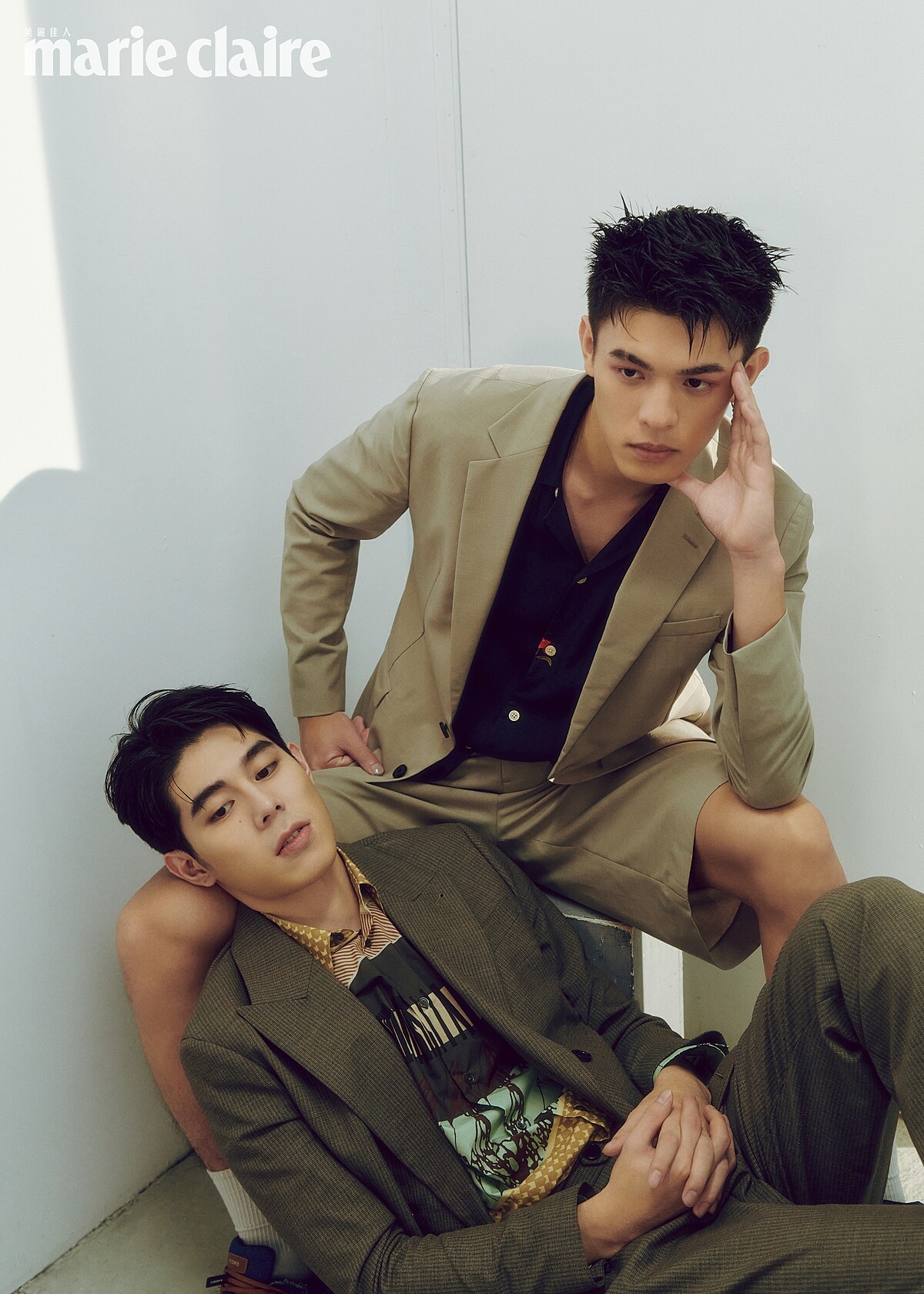 詹懷雲：格紋西裝外套、格紋西裝褲，all by Allsaints；印花襯衫，Paul Smith。邱以太：卡其色西裝外套、卡其色西裝短褲、印花襯衫，all by Allsaints；丹寧運動鞋，Pedro。