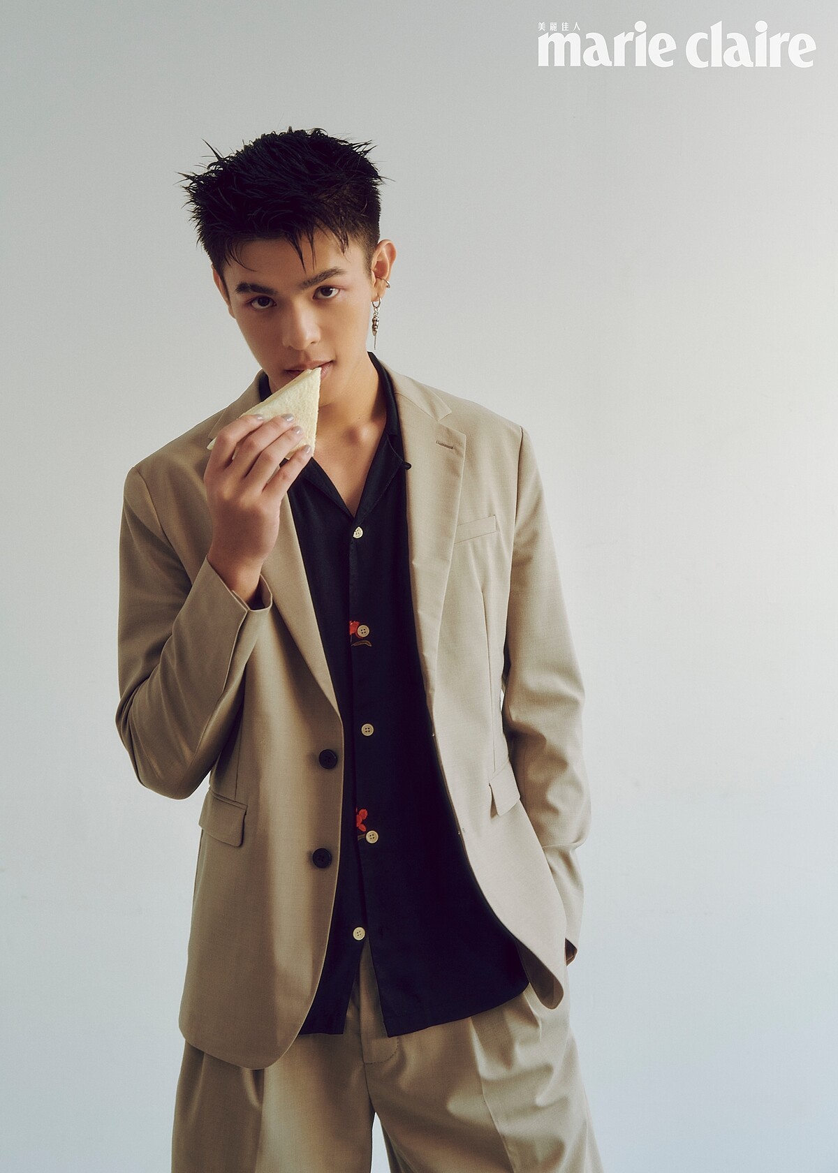 邱以太：卡其色西裝外套、卡其色西裝短褲、印花襯衫，all by Allsaints。