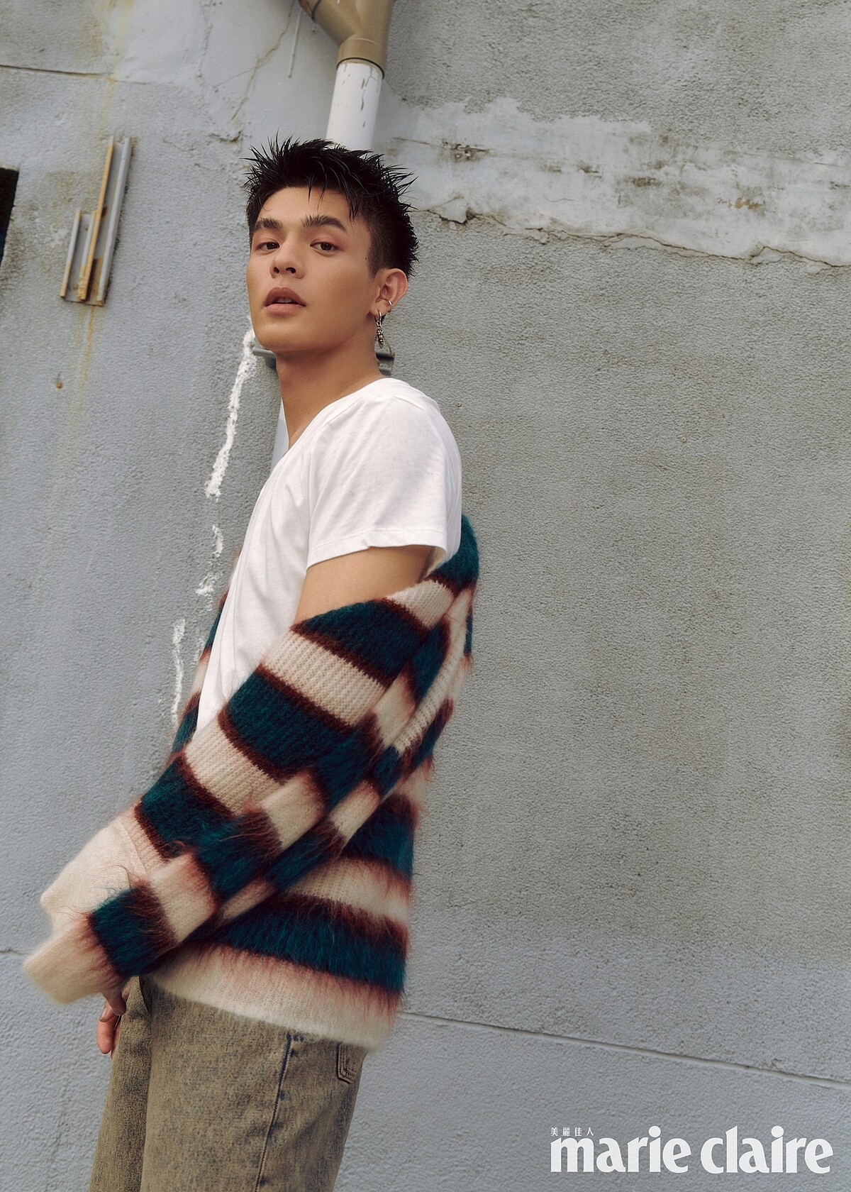 邱以太：條紋馬海毛針織衫，Isabel Marant；刷色丹寧褲，Sandro。