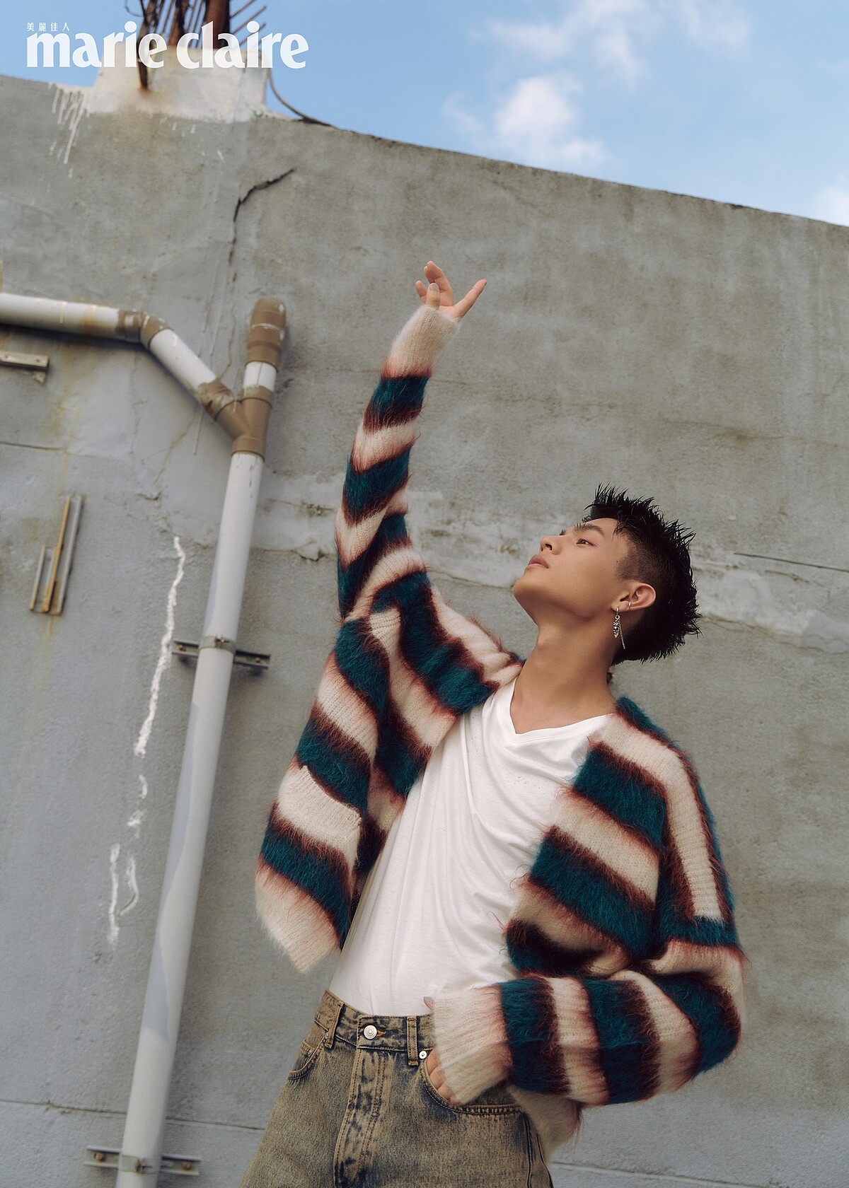 邱以太：條紋馬海毛針織衫，Isabel Marant；刷色丹寧褲，Sandro。