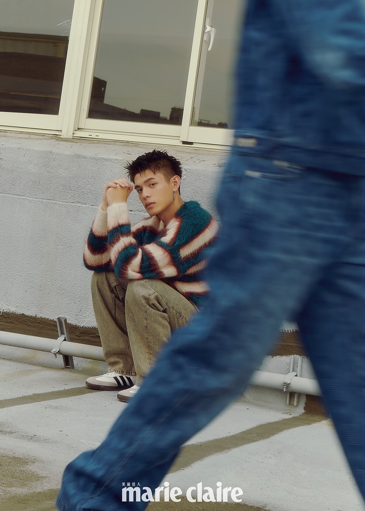 邱以太：條紋馬海毛針織衫，Isabel Marant；刷色丹寧褲，Sandro；復古運動鞋，adidas Originals。詹懷雲：丹寧印花套裝，Isabel Marant。