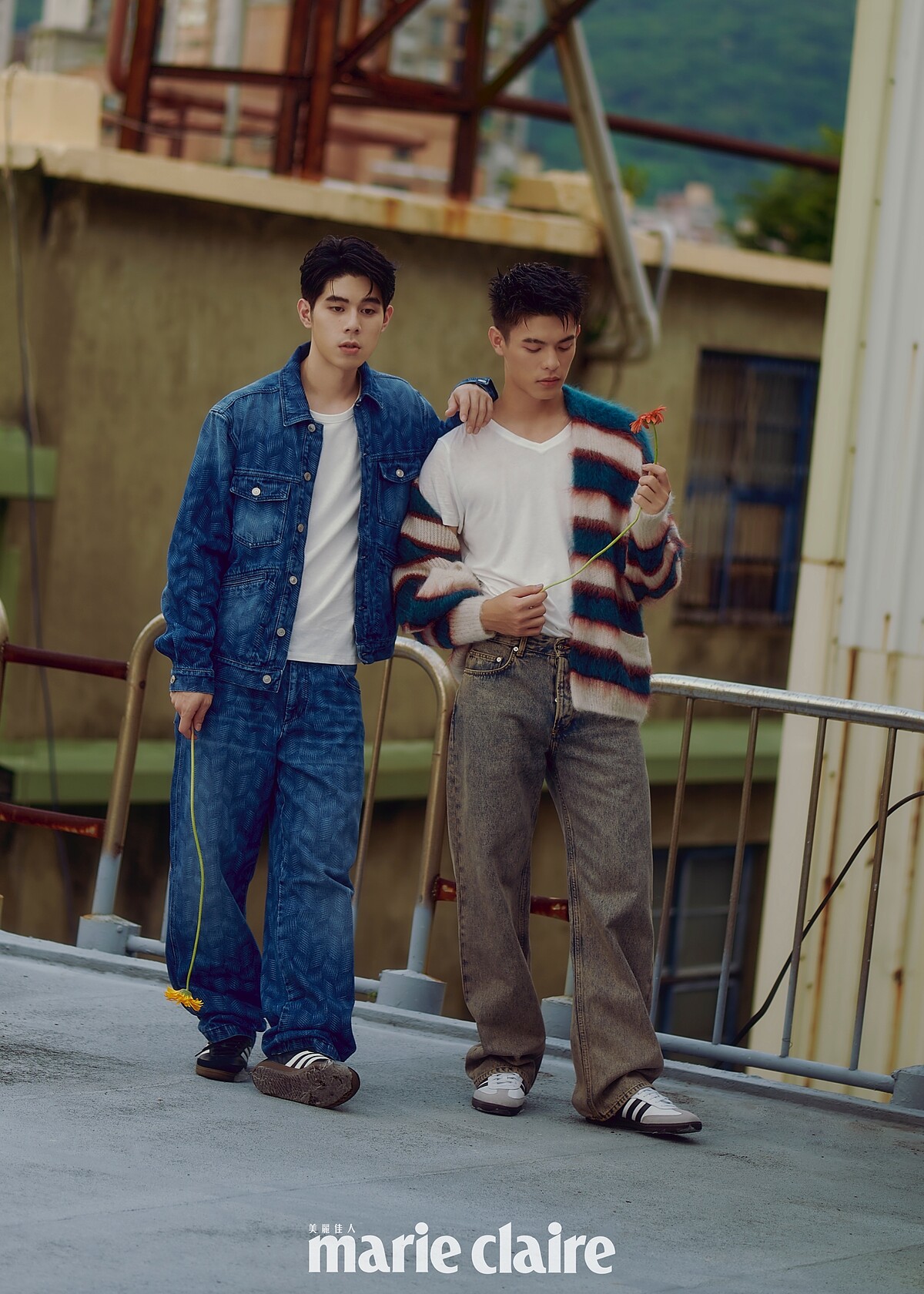 詹懷雲：丹寧印花套裝，Isabel Marant；復古運動鞋，adidas Originals。邱以太：條紋馬海毛針織衫，Isabel Marant；刷色丹寧褲，Sandro；復古運動鞋，adidas Originals。