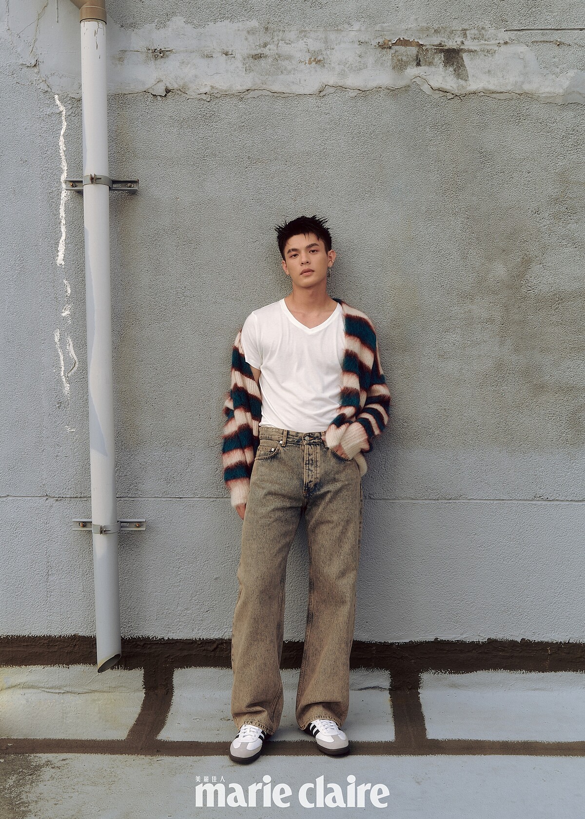 邱以太：條紋馬海毛針織衫，Isabel Marant；刷色丹寧褲，Sandro；復古運動鞋，adidas Originals。