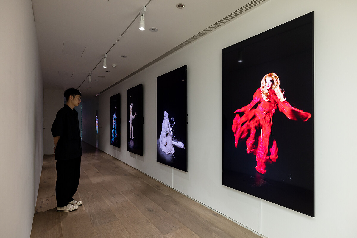 Jake Elwes首度在臺展出〈Zizi動起來：深偽變裝烏托邦〉，將深偽技術與酷兒群體結合，企圖反思人工智慧的族群概念，打破固化的性別與身體定義 &copy;忠泰美術館