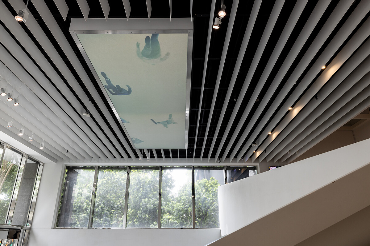 陳萬仁作品〈歪腰一下〉，位於美術館天井中，藝術家3D繪製的人形，將現實去背進行數位縫 &copy;忠泰美術館