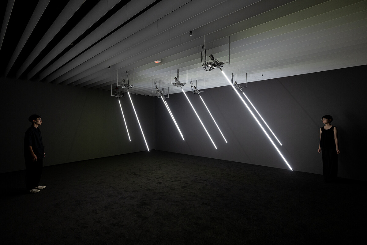 陳乂的人造風動模擬裝置〈風場〉由蘆葦般的發光體演繹一段由AI演算生成，模仿自然風吹的搖曳姿態 &copy;忠泰美術館