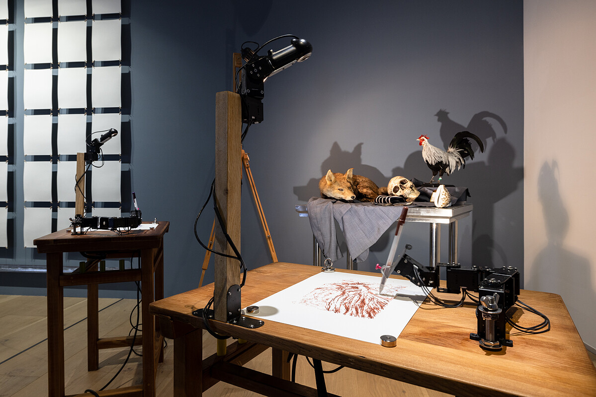 法國藝術家Patrick Tresset〈人類研究#2─公雞與狐狸等的大虛幻〉中機器手臂進行素描繪圖，也由此行為反思機器的「創作」是否為創作 &copy;忠泰美術館