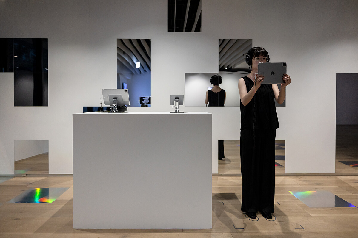 德國藝術家Martin Backes的AR創作〈我知道什麼？我只是個機器？！〉，讓觀眾透過行動裝置與懸浮在美術館空間內的正圓球形機器人相遇、對話 &copy;忠泰美術館