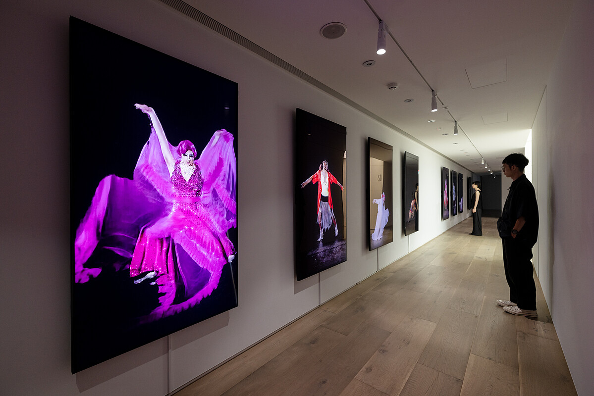 Jake Elwes首度在臺展出〈Zizi動起來：深偽變裝烏托邦〉，將深偽技術與酷兒群體結合，企圖反思人工智慧的族群概念，打破固化的性別與身體定義 &copy;忠泰美術館