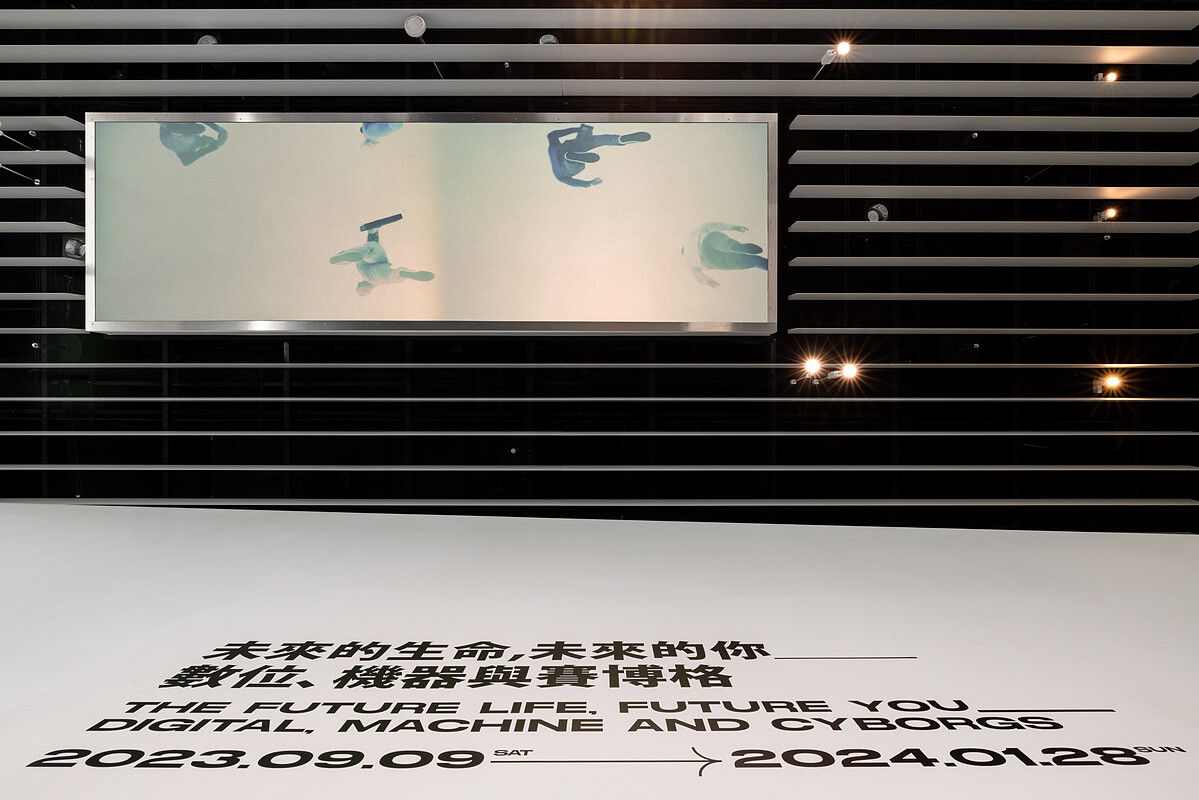 陳萬仁作品〈歪腰一下〉，位於美術館天井中，藝術家3D繪製的人形，將現實去背進行數位縫 &copy;忠泰美術館