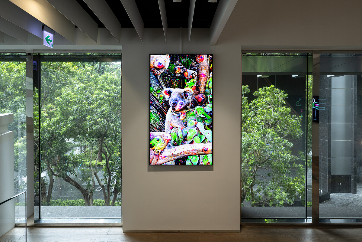 Aiden Faherty全球首展的影像作品〈穿越超驗森林之旅〉透過AI深層學習模型捕捉自然界資訊生成的生態系&copy;忠泰美術館