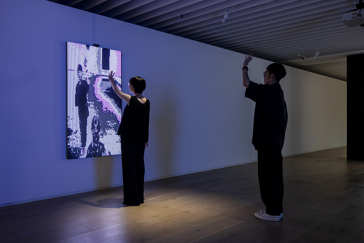 墨西哥藝術家Mal Bueno〈終曲〉，將與作品互動的觀者形象上傳到數位維度中 &copy;忠泰美術館