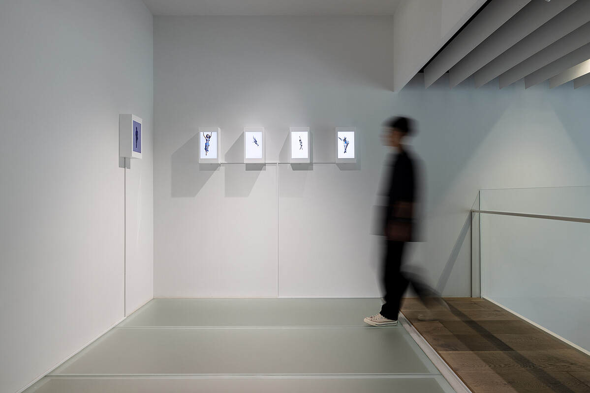 埃及建築師Hassan Ragab提取人與建築的影像，透過AI圖像生成系統將建築幻化為能走秀、跳舞的生物活體 &copy;忠泰美術館