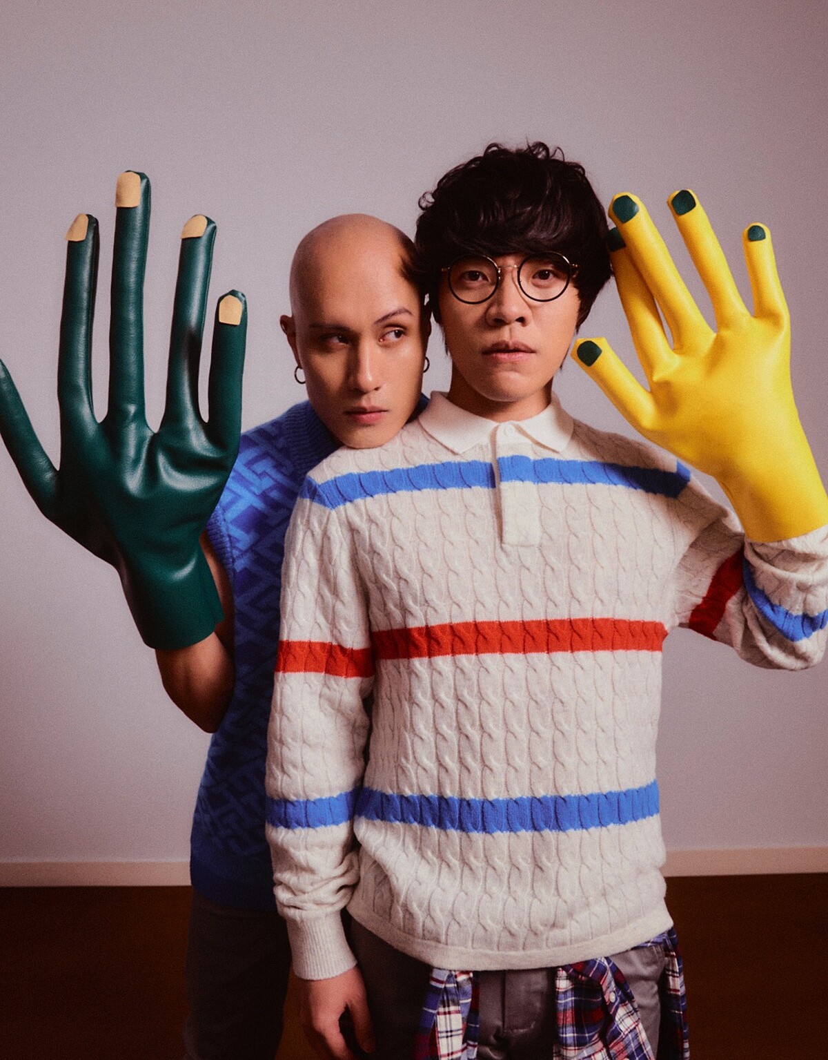 （黃宣）藍色針織背心、深灰色長褲，all by Tommy Hilfiger；黑色休閒鞋，Hogan；耳環，藝人私物。（盧廣仲）針織上衣、格紋襯衫、深灰色長褲，all by Tommy Hilfiger；黑色樂福鞋，Pedro。