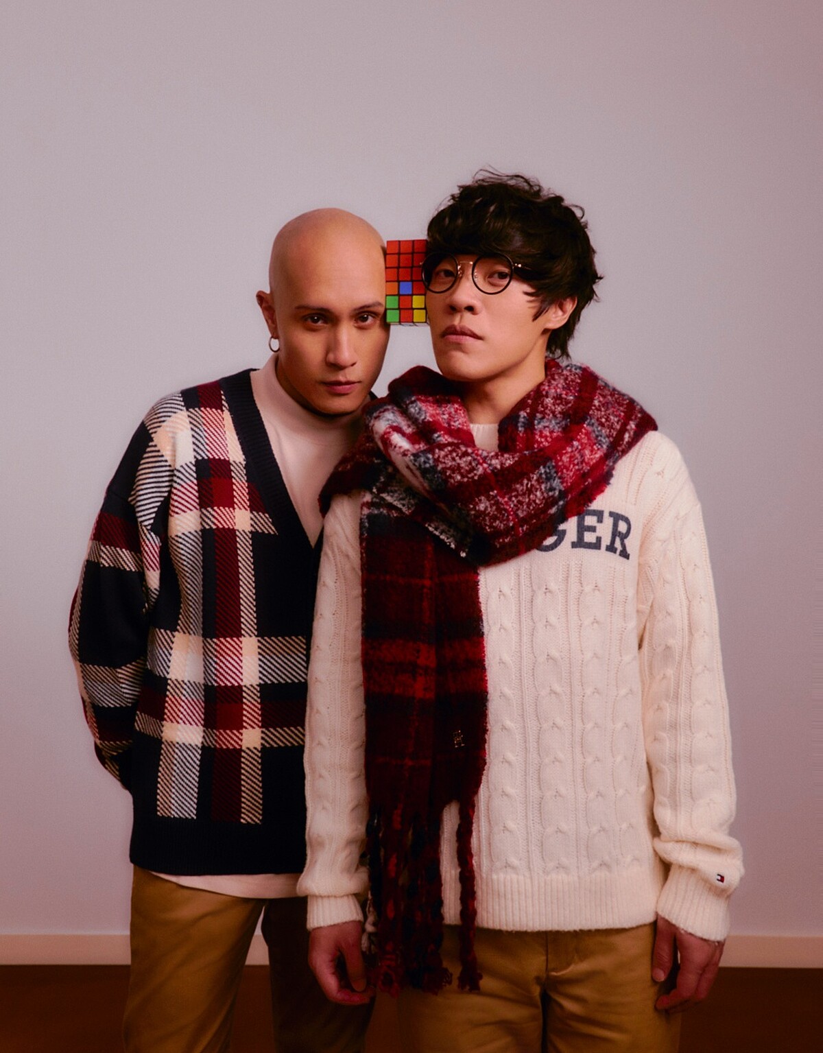 （黃宣）格紋針織外套、米色高領上衣、卡其色長褲，all by Tommy Hilfiger；白色休閒鞋、LOEWE；耳環，藝人私物。（盧廣仲）白色針織上衣、卡其色長褲、紅色格紋圍巾，all by Tommy Hilfiger；白色休閒鞋、Pedro。