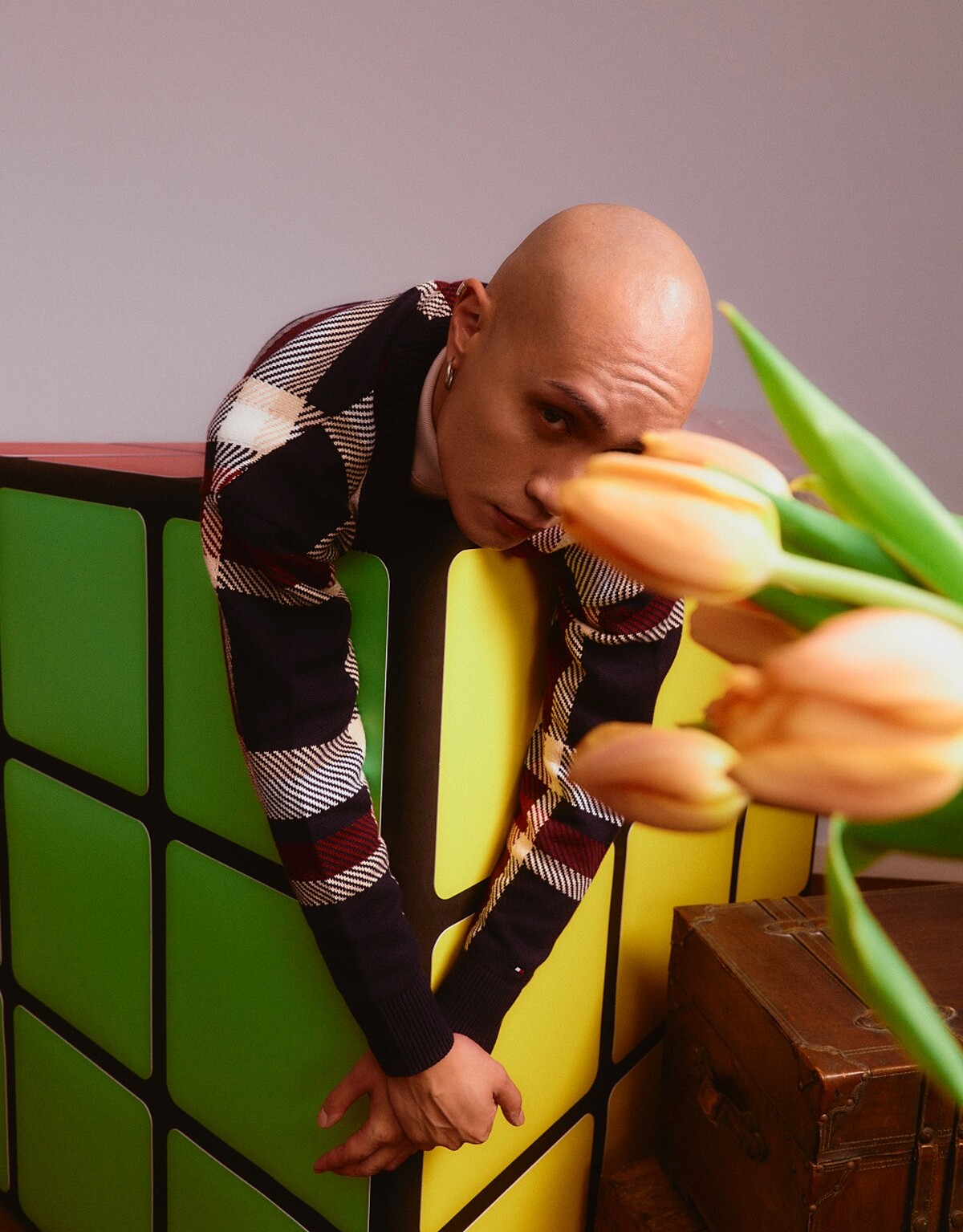 格紋針織外套、米色高領上衣，Tommy Hilfiger；耳環，藝人私物。