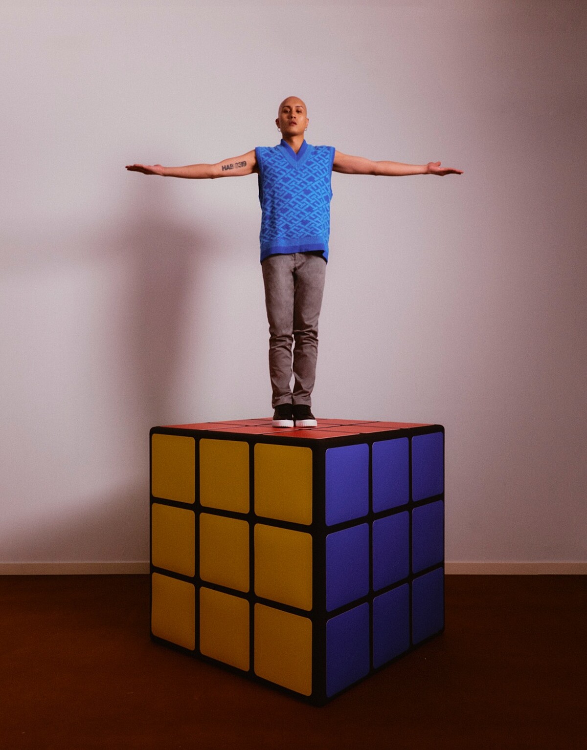 藍色針織背心、深灰色長褲，all by Tommy Hilfiger；黑色休閒鞋，Hogan；耳環，藝人私物。