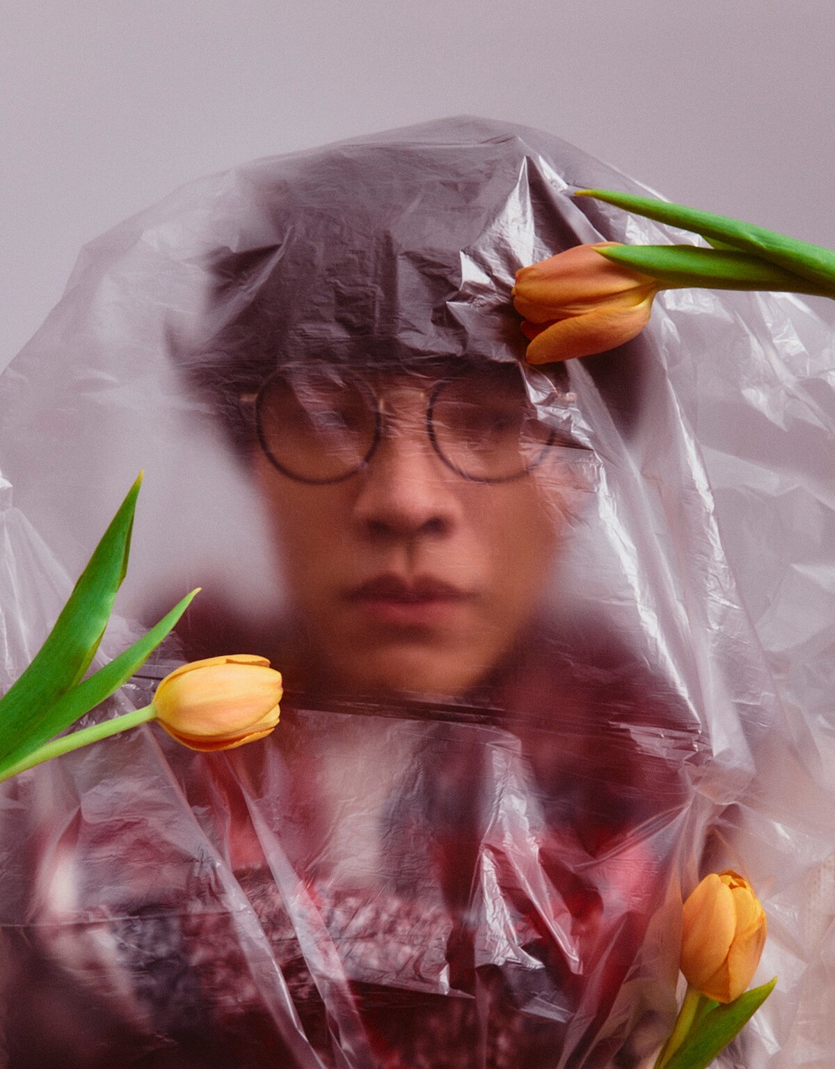 白色針織上衣、紅色格紋圍巾，all by Tommy Hilfiger