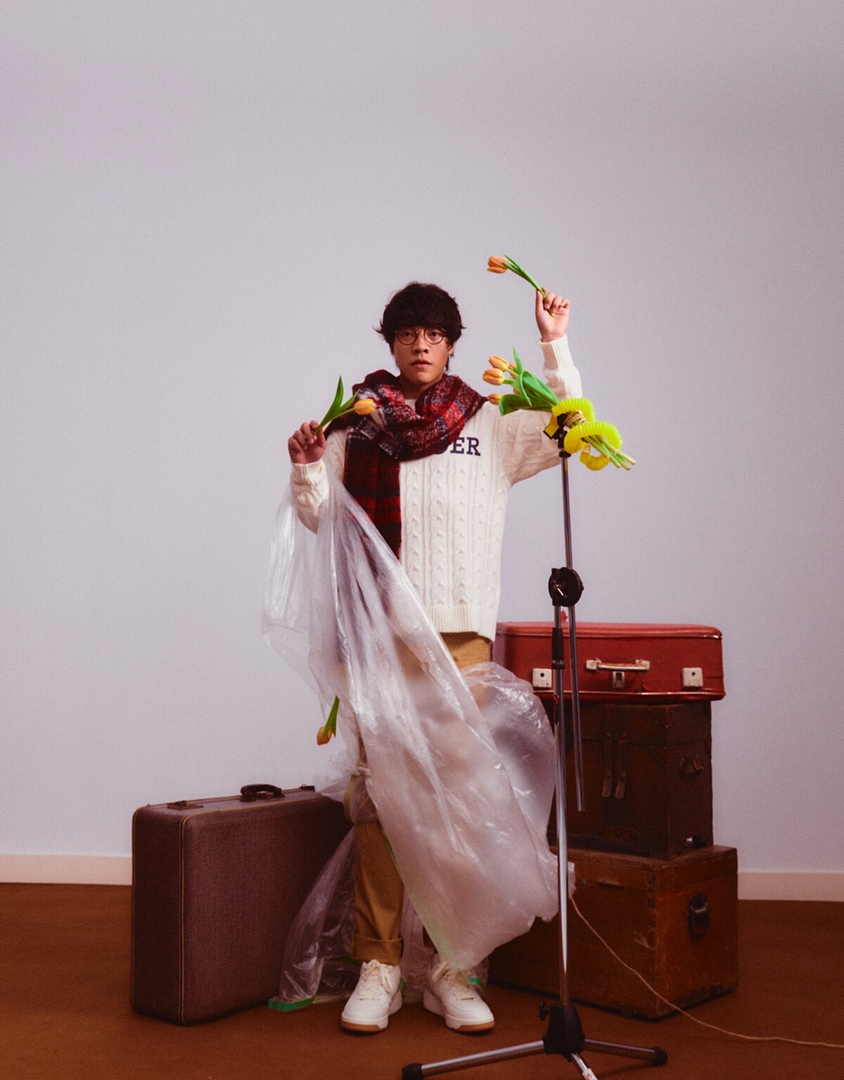 白色針織上衣、卡其色長褲、紅色格紋圍巾，all by Tommy Hilfiger；白色休閒鞋、Pedro。