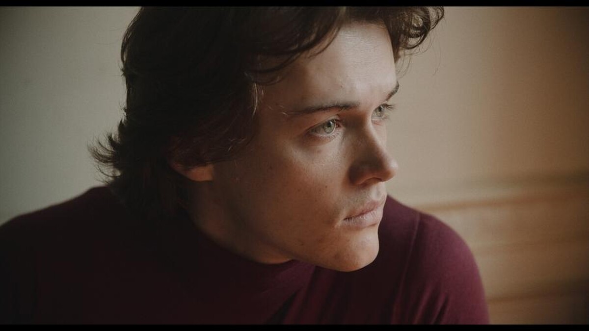 《達利：慾望之謎》_伊薩米勒因強撞《怪獸與鄧不利多的秘密》劇組找來新人演員克里斯多福布萊尼飾演達利助理一角