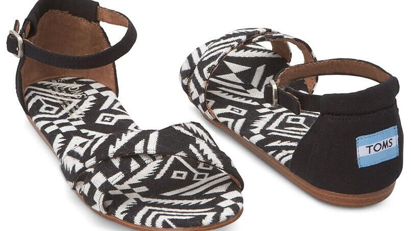 你以為Toms只有帆布鞋嗎？Toms涼鞋也一樣超好穿！