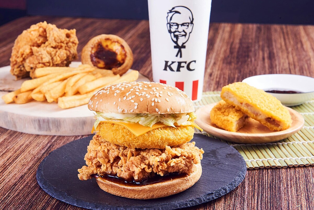 肯德基的日式可樂餅咔啦雞腿堡即將登場。