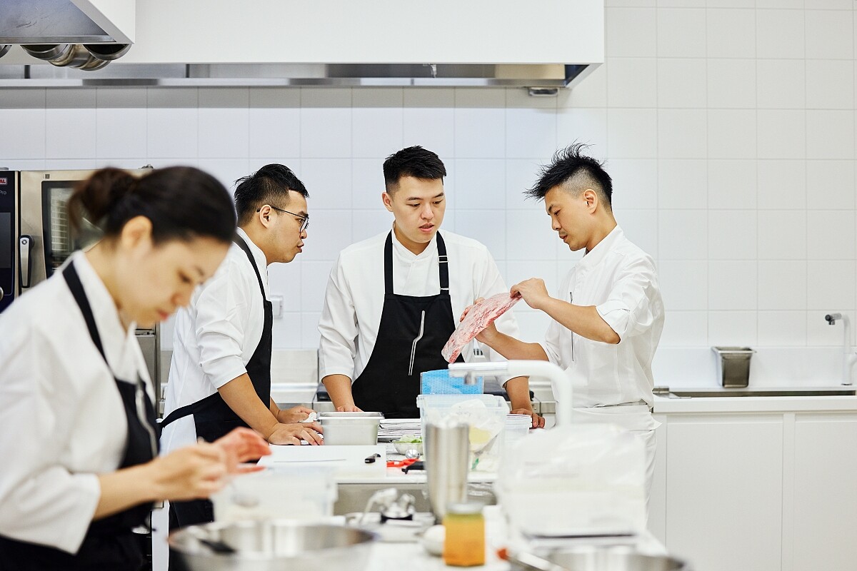 「A」團隊將近30人,包含多位內場員工是主廚在大學任教時 期的畢業生,展現了主廚對於培養新一代廚藝人才的承諾。