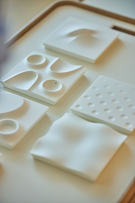 五道循環利用的開胃小點搭配上許向罕(HSIANG Han HSU)、李東陽(Dong LI)設計的《漫步香檳(Promenade En Champagne)》藝術餐具六件組乘載。