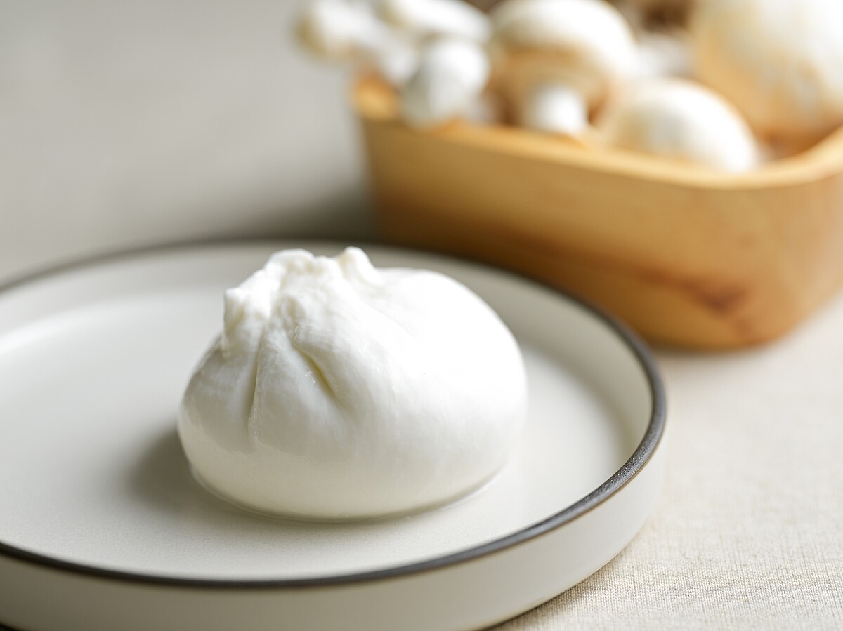 布拉塔乳酪屬於新鮮乳酪,保存期限僅有10天。