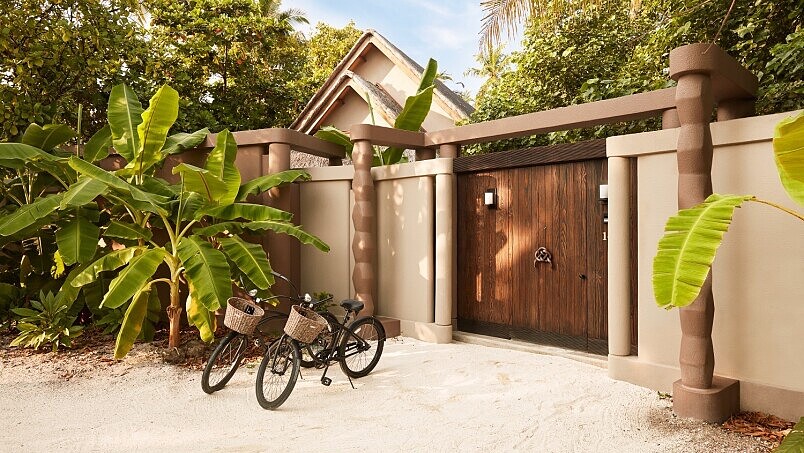 每間別墅外都會有賓客的腳踏車，上面更手寫住客名字，供度假村內騎乘使用